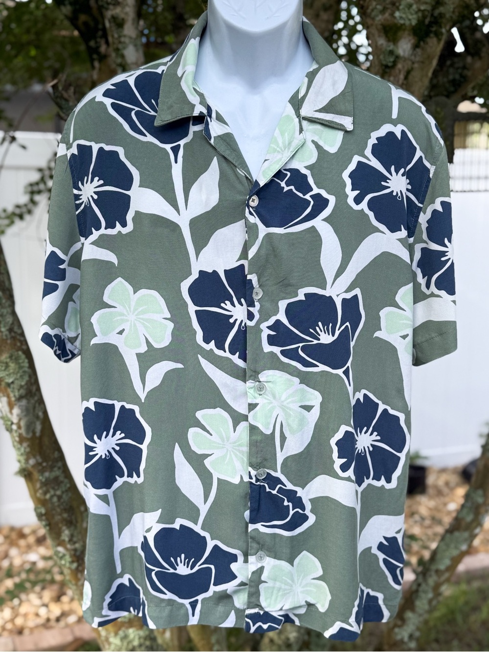 Trinity Coast 100% Rayon Hawaiian Camp Shirt Medium Green Floral Tropical